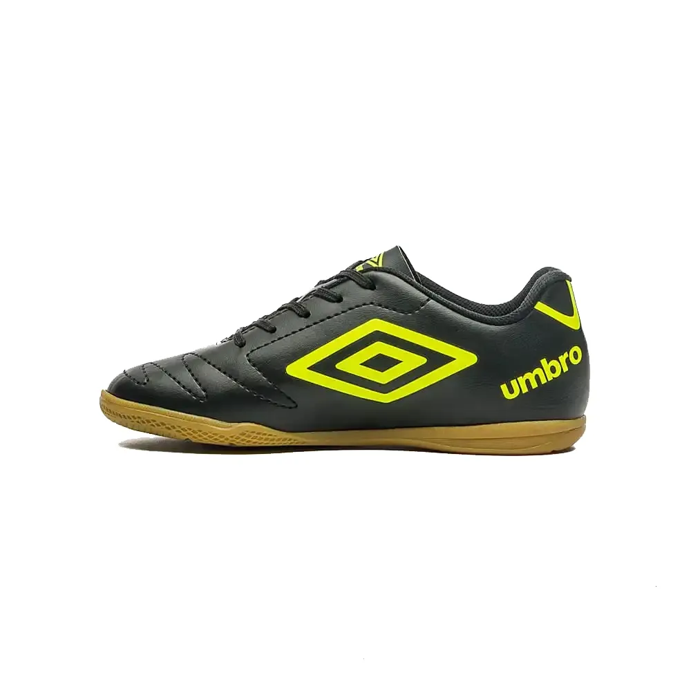 Vista lateral da chuteira infantil Umbro Class 2.2 Jr preta e limão